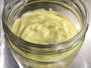 Una foto de alioli con aceite de oliva