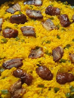 Una foto de Arroz con panceta y longaniza fresca. Airfryer y vitrocerámica