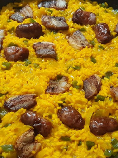 Una foto de Arroz con panceta y longaniza fresca. Airfryer y vitrocerámica