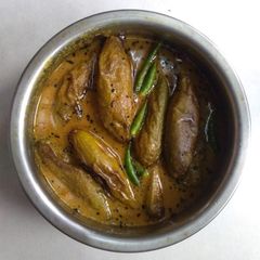 A picture of Pointed gourd poppy seed paste curry.