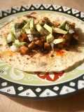 Taco mexicano vegano de tofu picante caramelizado
