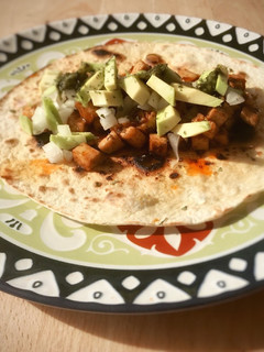 Una foto de Taco mexicano vegano de tofu picante caramelizado