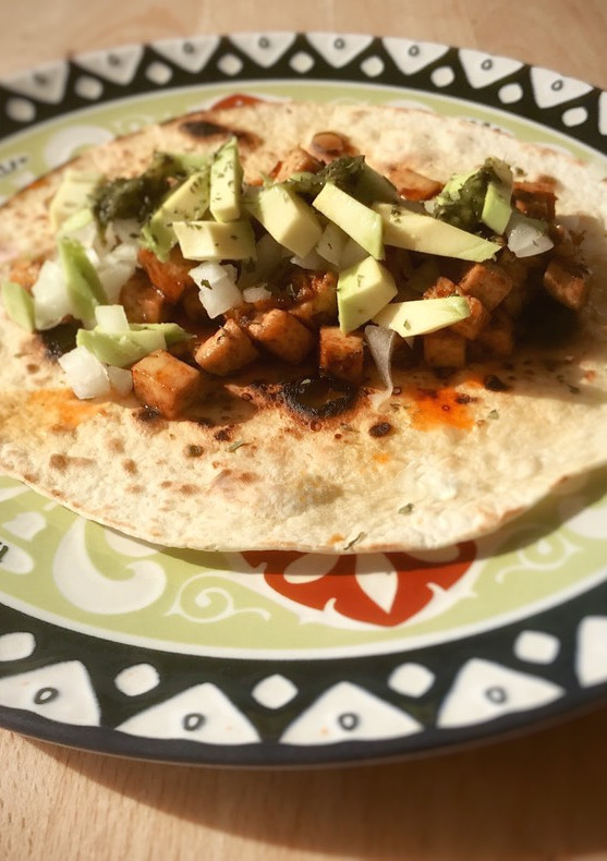 Una foto de Taco mexicano vegano de tofu picante caramelizado