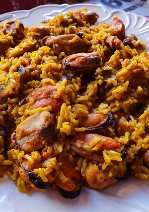 A picture of Brown rice with mushrooms and mussels.