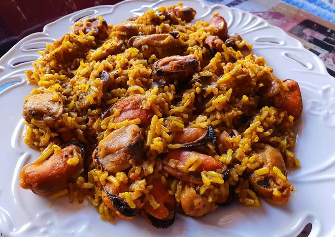 Brown rice with mushrooms and mussels