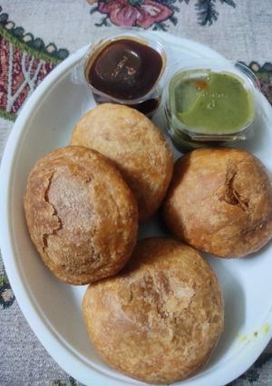 खस्ता कचौड़ी(khasta kachori recipe in hindi) रेसिपी मुख्य फोटो