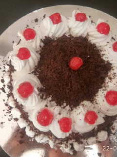 બ્લેક ફોરસ્ટ કેક (Black forest cake Recipe In Gujarati) રેસીપી મુખ્ય ફોટો