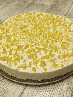 Una foto de Tarta de limón con mascarpone y queso fresco
