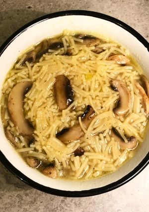 Une photo de Bouillon aux champignons 🍄🥣🌱