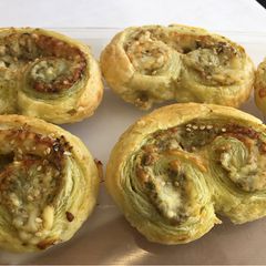 Cheesy pesto puffs A picture of Cheesy pesto puffs.
