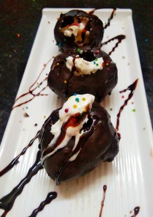 चॉको गोलगप्पे विद आइसक्रीम (choco icecream recipe in hindi) रेसिपी मुख्य फोटो