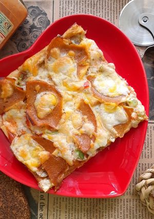 عکسی از دستور پیتزا با کالباس خانگی(بدون تخم مرغ و مایه خمیر)
