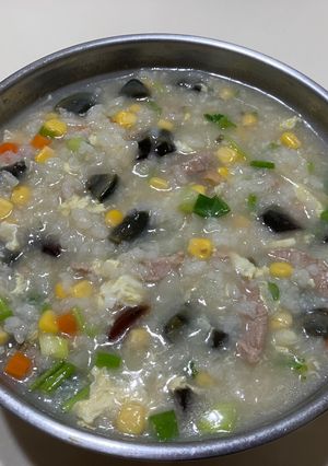 玉米皮蛋瘦肉粥（電鍋料理） 的食譜成品照片
