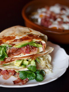 Una foto de Tortilla Trend con bacon y aguacate