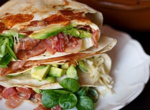 Foto principal de Tortilla Trend con bacon y aguacate