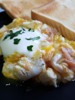 Una foto de Huevos revueltos con york y crema de queso de cabra
