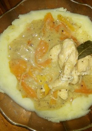 Una foto de Pollo al escabeche con puré (práctico)