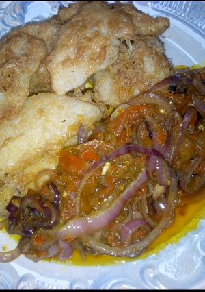 A picture of Fried yam with sauce.