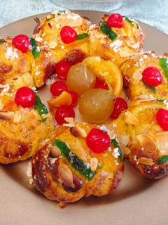 Una foto de Roscón de reyes casero con leche condensada 🐫👑🐪👑🐫👑
