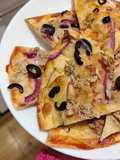 Pizza z tuńczykiem na tortilli