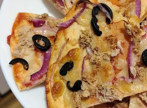 Zdjęcie przepisu Pizza z tuńczykiem na tortilli.