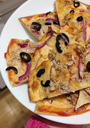 Zdjęcie przepisu Pizza z tuńczykiem na tortilli.