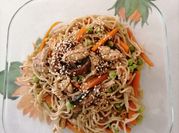 Una foto de noodles al teriyaki y pollo