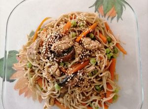 Una foto de Noodles de pollo