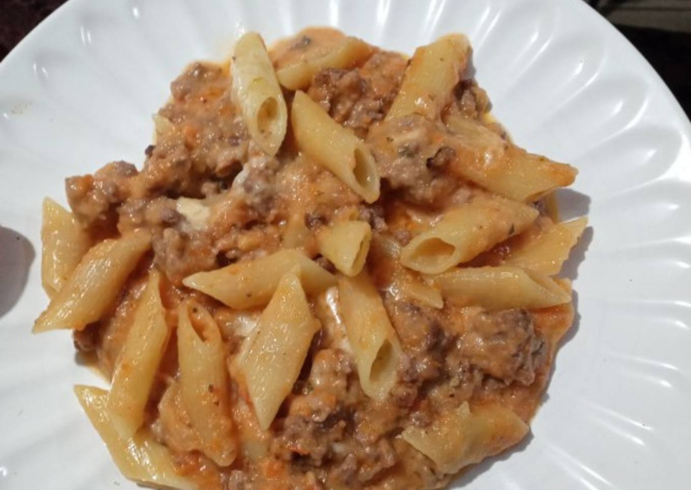 Macarrones con queso mozzarella y carne picada
