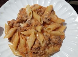 Una foto de Macarrones con queso mozzarella y carne picada