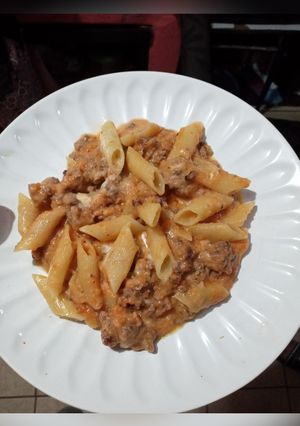 Una foto de Macarrones con queso mozzarella y carne picada
