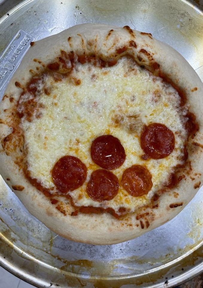Una foto de Pizza en asador a gas gran P