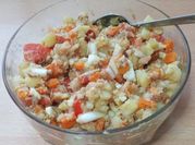 Una foto de ensalada fría de patata y pepinillos