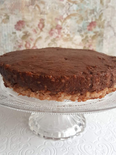 Una foto de Tarta Vegana de cacao y avellanas tostadas (sin azúcar y sin harinas)