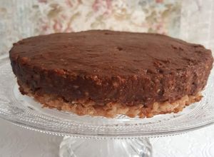 Una foto de Tarta Vegana de cacao y avellanas tostadas (sin azúcar y sin harinas)