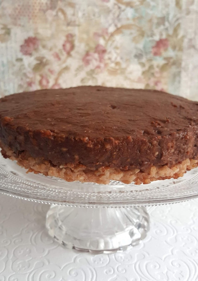 Una foto de Tarta Vegana de cacao y avellanas tostadas (sin azúcar y sin harinas)