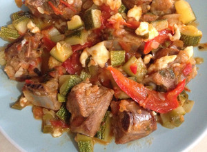 Una foto de Costillas de cerdo con calabacitas y queso