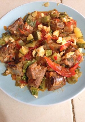 Una foto de Costillas de cerdo con calabacitas y queso