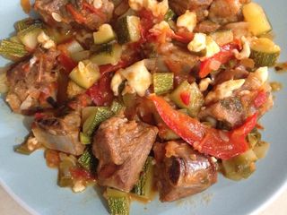 Costillas de cerdo con calabacitas y queso