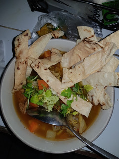 Una foto de Sopa de res con verdura y tortilla
