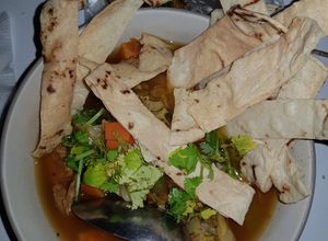 Una foto de Sopa de res con verdura y tortilla