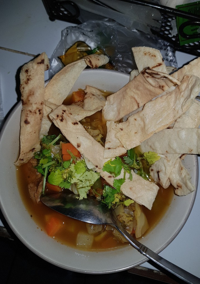 Una foto de Sopa de res con verdura y tortilla
