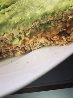صورة لوصفة ساندويتش بزبدة الفول السوداني والافوكادو 🥑