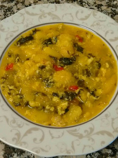 Una foto de Sopa de pan con espinacas y bacalao