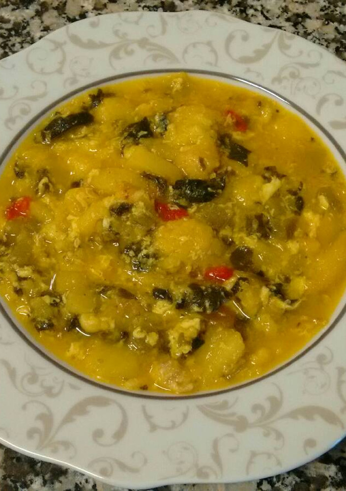 Una foto de Sopa de pan con espinacas y bacalao