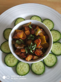 शिमला मिरची बटाटा भाजी (shimla mirchi batata bhaji recipe in marathi) रेसिपी चे मुख्य फोटो
