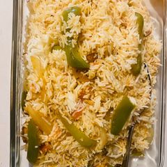 A picture of Boneless chicken rice 🍚 mix with veggies 🌶.