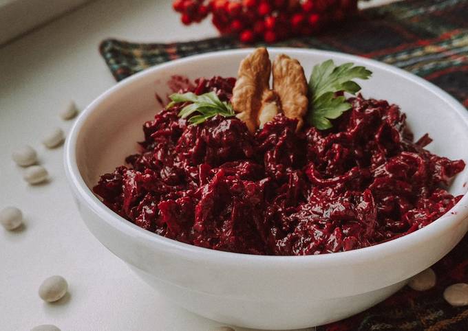 Салат з буряком, чорносливом та горіхами