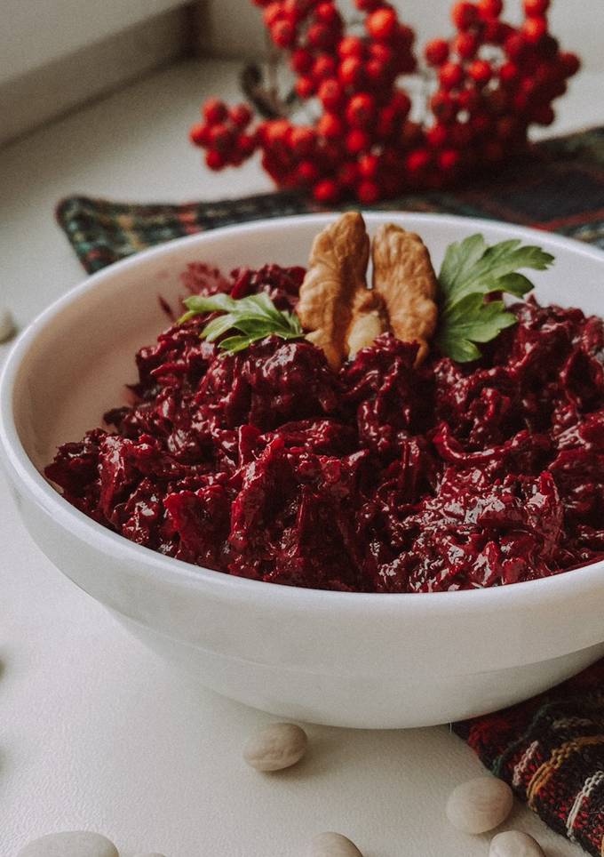 Салат з буряком, чорносливом та горіхами