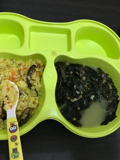 Hình của món Cơm rang thập cẩm vs canh rong biển.